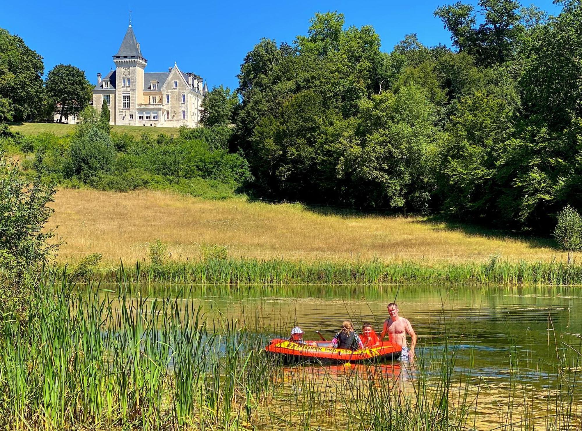 Chateau De Bellevue B&B Et Appartements Avec Piscine Saisonal Chauffee Et Chambres Partout Climatisees Saint-Avit  外观 照片