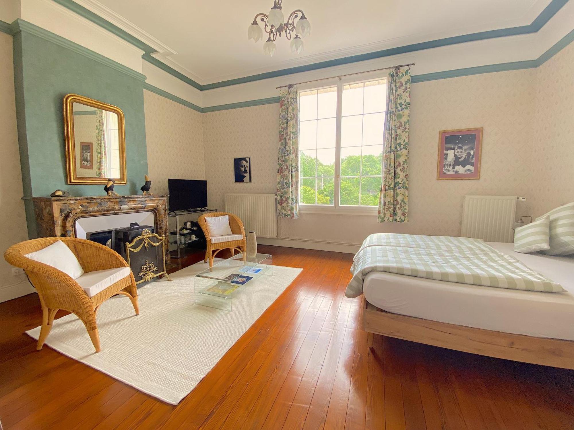 Chateau De Bellevue B&B Et Appartements Avec Piscine Saisonal Chauffee Et Chambres Partout Climatisees Saint-Avit  外观 照片
